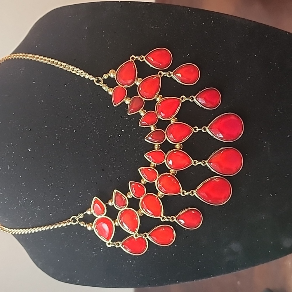 #18 Nice Claires GoldTone Red Teardrop Cabochon Statement Necklace Size 18.5"